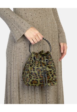 Bolso tipo cubo con estampado de leopardo, elaborado con un material suave, presenta un asa de cadena negra, cierre con cordón y borlas decorativas.
