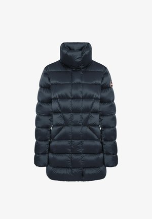 Mörkblå puffjacka med hög krage, quiltat mönster och två framsidans dragkedjefickor. Tillverkad av ett glänsande, lätt material.