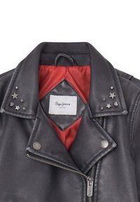 Črna usnjena motoristična jakna z srebrnimi zvezdami in srčkovnimi zaponkami na ramenih. Podložena z rdečim blagom, z zadrgo in blagovno oznako.