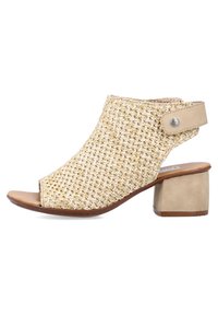Sandale ouverte en beige tissé avec un talon carré, dotée d'une bride de cheville tan avec un accent de bouton en argent et une surface texturée.