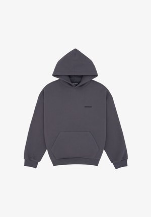 Sweat à capuche gris foncé avec poche kangourou à l'avant et petit logo texte noir sur la poitrine.