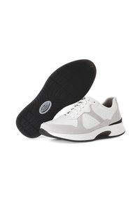 Witte en lichtgrijze sportchoenen van suede en leer, met een ronde neus, een gevoerde kraag en een zwarte rubberen zool met een patroon.