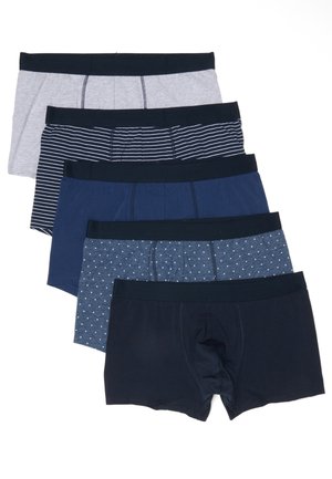 Pila de cinco bóxers de hombre en gris, azul marino liso, azul marino con rayas, azul marino con puntos blancos y negro, cada uno con una cinturilla negra.