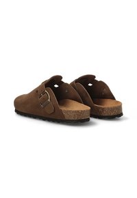 Sandalias deslizantes de ante marrón con suela de corcho, que cuentan con una hebilla ajustable y una parte trasera abierta para facilitar su uso. Superficie texturizada y suela resistente.