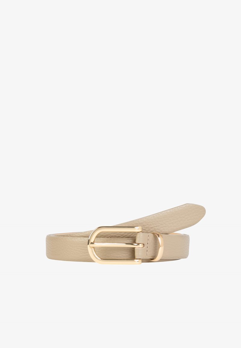 Beige leren riem met textuur en een ronde gouden metalen gesp, plat neergelegd op een witte achtergrond.