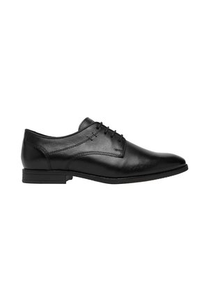 Czarne, skórzane, męskie, formalne buty sznurowane z detalami szwów i niskim obcasem, pokazane z zewnętrznej strony na białym tle.