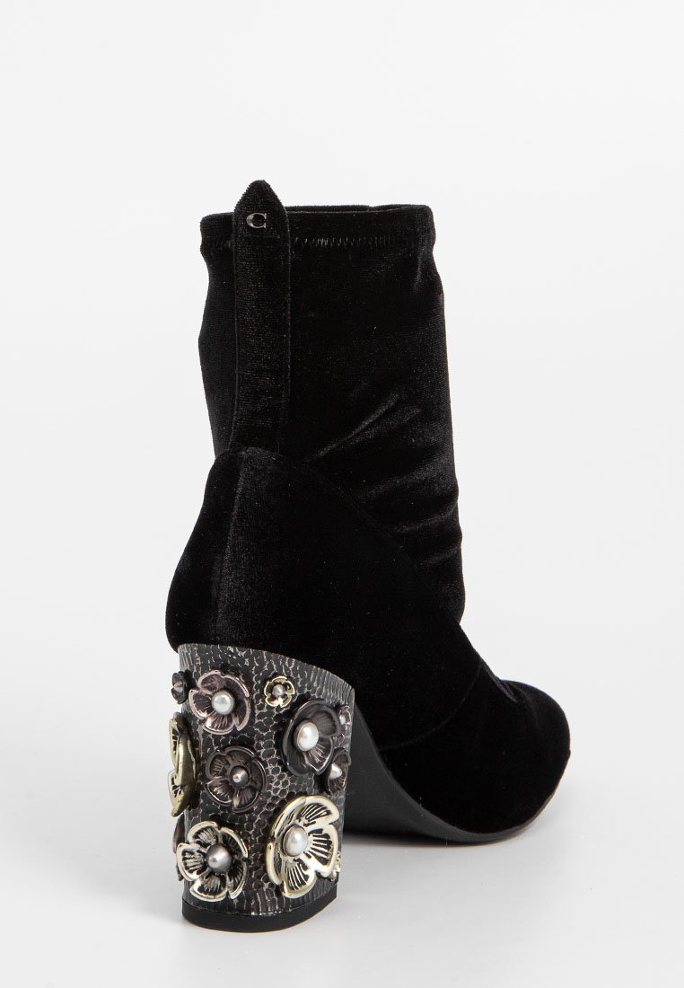 Schwarze Samt-Ankle Boots mit einem strukturierten Absatz, der mit mehrfarbigen floralen Verzierungen und Perlen geschmückt ist. Die Absatzhöhe ist mittel.