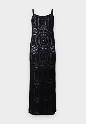 Fekete horgolt maxi ruha, fitted sziluettel, geometrikus mintákkal és nyitott szövettel. Állítható pántokkal és egyenes kivágással.