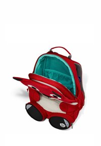 Roter, tierförmiger Rucksack mit großen Augen und Ohren, ausgestattet mit einem türkisfarbenen Innenraum. Mit Reißverschluss versehene Fächer und runde schwarze Akzente unten.