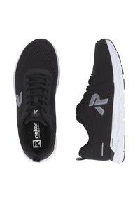 Schwarze Sportschuhe mit weißen Sohlen, Mesh-Gewebe, Schnürdesign und grauem "R"-Logo an der Seite und auf der Zunge.