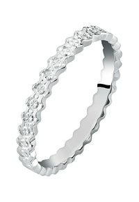 Silver ring med scalloped kanter som har en rad av runda, facetterade, stjärnmönstrade ädelstenar runt ringen.