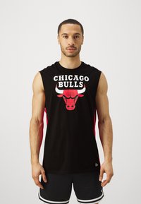 Melna bez piedurknēm krekls, kurā ir sarkans un balts "Chicago Bulls" grafiskais attēls ar buļļa logotipu. Materiāls izskatās gluds; sānu akcenti sarkanā krāsā.