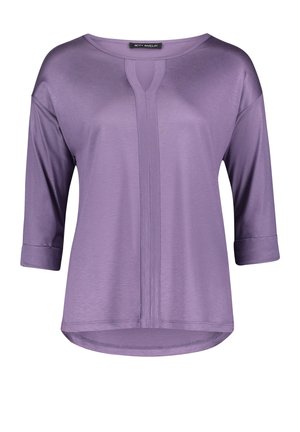 Blusa de mujer lila con mangas 3/4, escote redondo con una pequeña muesca central y un panel vertical con costura en el frente.
