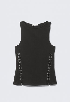 Haut noir sans manches avec un col rond, accents latéraux de œillets argentés et laçage, en tissu extensible, coupe ajustée.