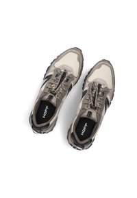 Zapatillas beige y grises con tejido de malla, puntera redonda, acentos texturizados y cordones negros. Presentan el logo "HOFF" en la plantilla.