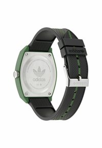 Žalias ir juodas skaitmeninis laikrodis su aštunkojo formos dėklu, nerūdijančio plieno nugarėlė, tekstūruota palaidinė ir Adidas prekės ženklas ant juostos ir sagties.