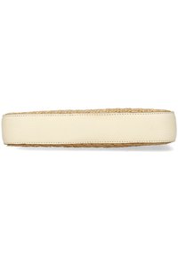 Flad sandal med en vævet overdel af naturlige fibre og et glat, cremefarvet læderbånd. Har en lav profil og et minimalistisk design.