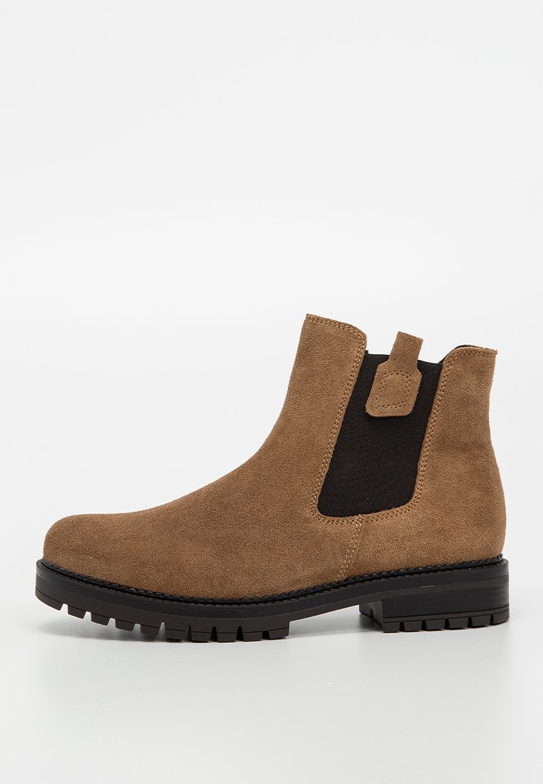 Brązowe zamszowe botki za kostkę z elastycznymi panelami po bokach, okrągłym noskiem i teksturowaną gumową podeszwą. Zawierają pętelkę ułatwiającą zakładanie.