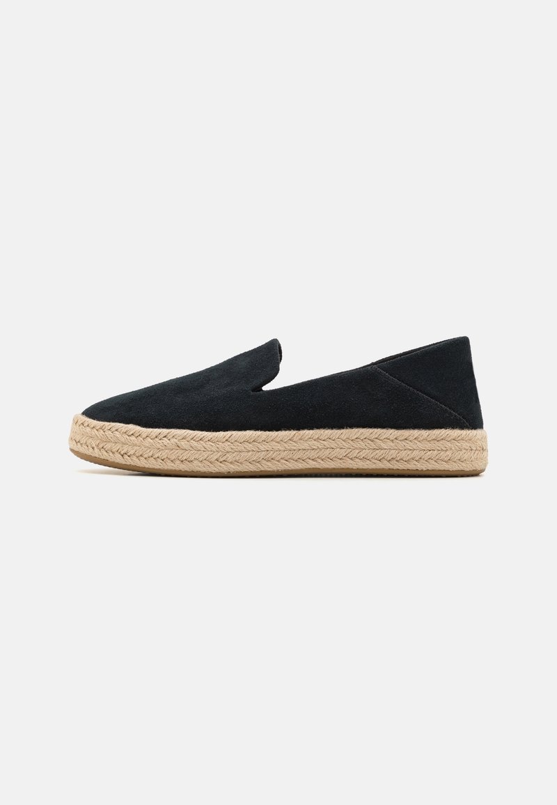 Espadrille noire à enfiler avec une tige en daim et une semelle en jute tressé sur fond gris clair uni.