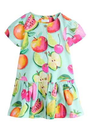 Jasnoniebieska sukienka z krótkim rękawem z drewnianymi guzikami i kolorowym nadrukiem owoców, w tym jabłek, wiśni, limonki, arbuza i truskawek.