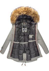 Parka aislante en gris con capucha forrada de pelo sintético. El interior cuenta con un forro tipo abrigo negro y múltiples bolsillos. Detalle de dobladillo con cordón.