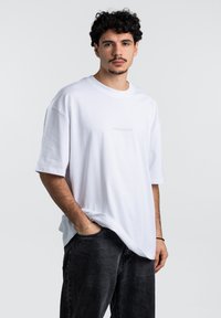 Pegador COLNE - Marškinėliai su spaudiniu - white light grey