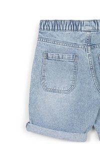 Hellblaue Denim-Shorts mit einem gerafften, elastischen Bund, umgekrempelten Säumen und zwei Gesäßtaschen mit rechteckiger Form und gestickten Details.