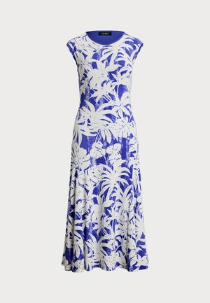 Kék és fehér virágmintás ruha, ujjatlan, kerek nyakkivágással, könnyed anyagból készült, amelynek áramló kialakítása trópusi levélmintákkal díszített.