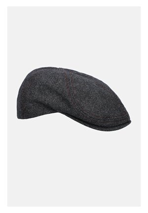 Szara czapka typu flat cap wykonana z teksturowanej tkaniny z subtelnymi prążkami i czerwonymi detalami szycia. Okrągły kształt i wydłużony daszek.