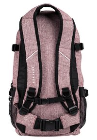 Zaino con motivo a spina di pesce rosso e bianco, dotato di spallacci neri, tasche laterali in rete e fibbie regolabili per un maggiore supporto.