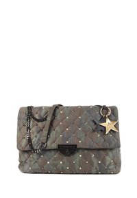 Bolso de mano acolchado en tejido de camuflaje, con tachuelas doradas y una correa de cadena negra. Cierre de pestillo con un charm en forma de estrella adjunto.