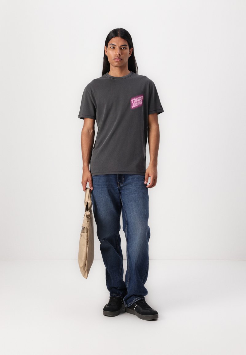 Tommy Jeans NOVELTY FAIR TEE - Triko s potiskem - black