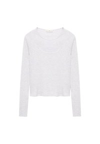 Tricou cu mâneci lungi, de culoare gri deschis, confecționat dintr-un material moale, cu decolteu rotund și croială scurtă, având o textură subtilă în dungi.