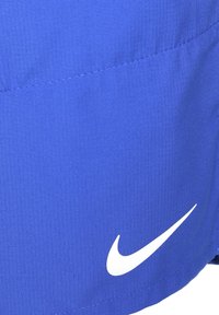 Nike Performance STRIDE SHORT - Pantalón corto de deporte - game royal black black