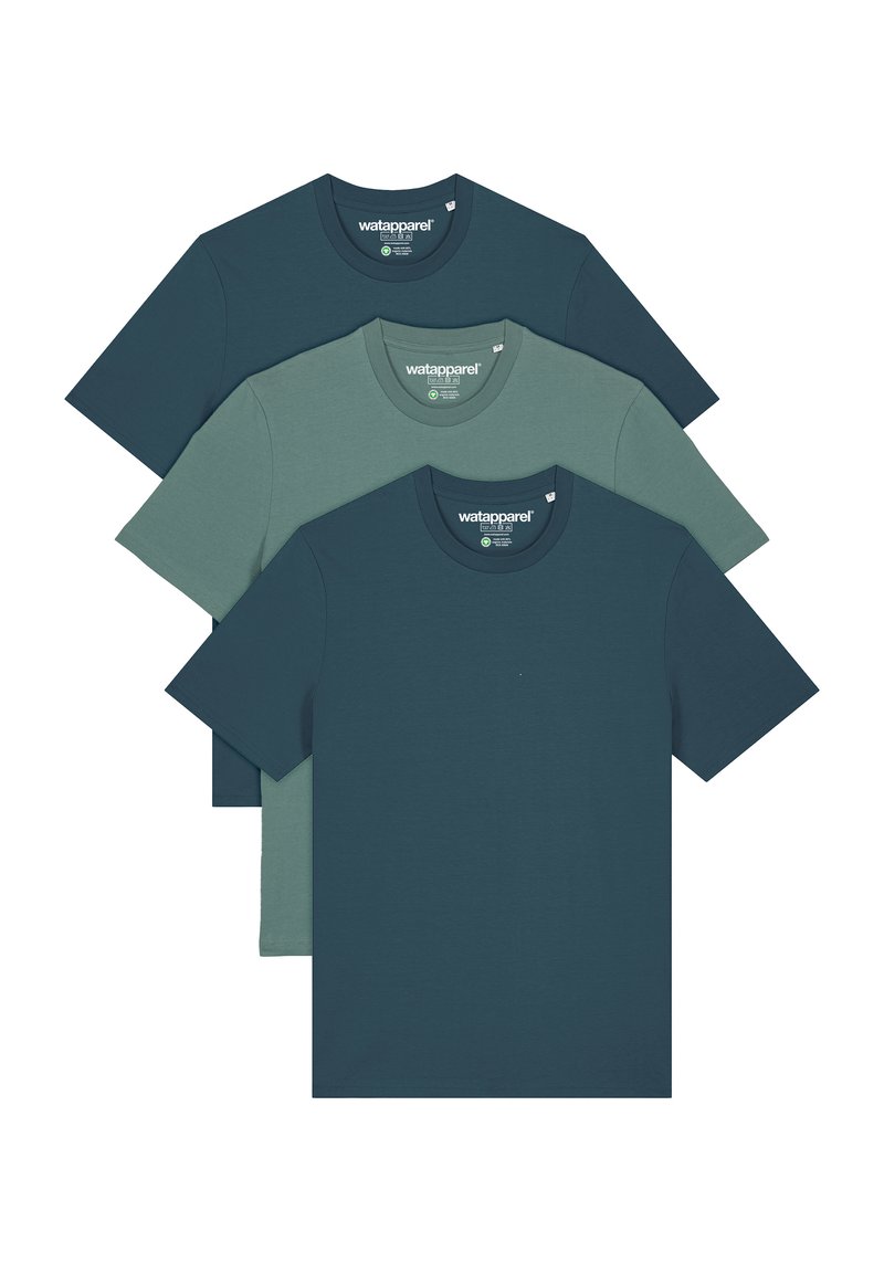 Drie T-shirts met korte mouwen in donker teal en zacht groen, gemaakt van gladde katoenen stof, met ronde halzen en tagloze labels.
