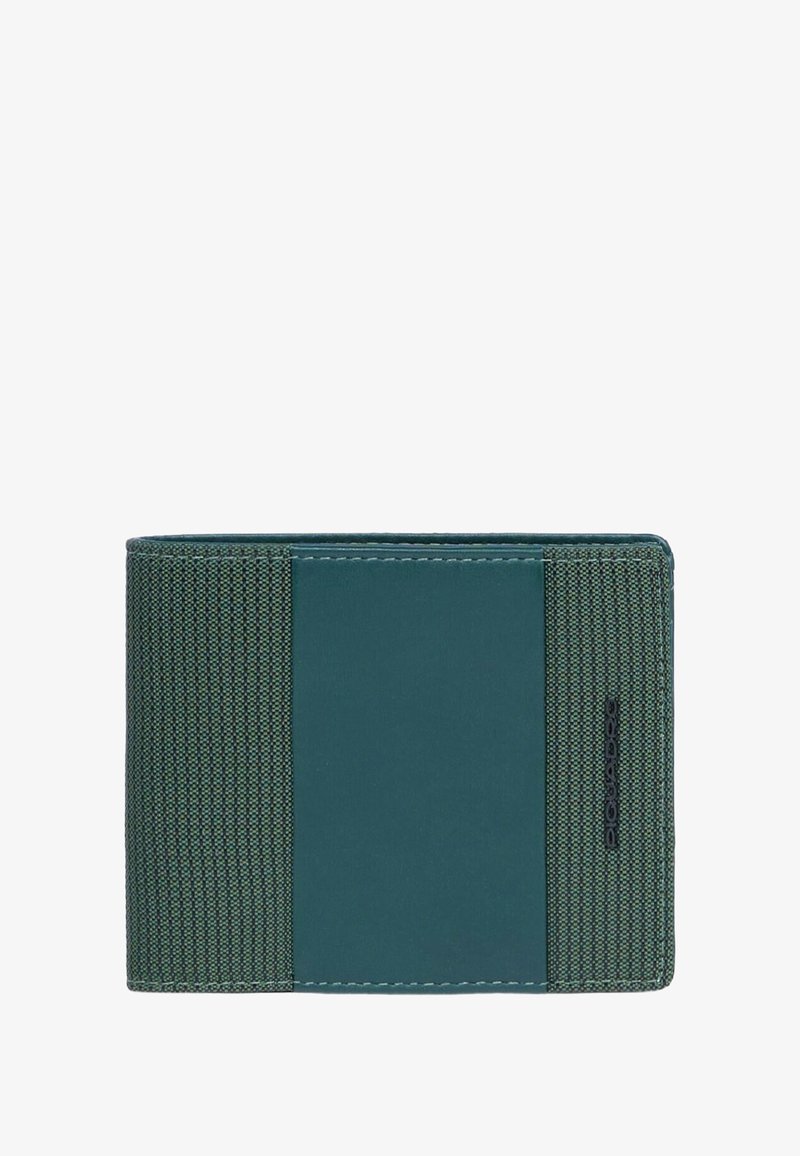 Bi-fold portemonnee met een getextureerde groene stof en een glad groen paneel. Opvallende stikdetails en een logo-accent aan één kant.