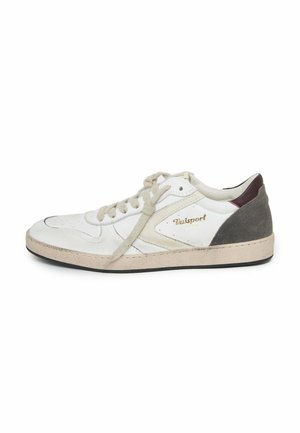 Sneaker bianca e grigia low-top con lacci beige, suola nera e logo dorato "Valsport" sul lato.