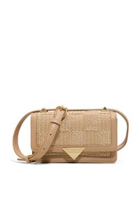 Borsa a tracolla in paglia intrecciata beige con rifiniture in pelle liscia, caratterizzata da un accento triangolare in oro e una tracolla regolabile. Forma rettangolare.