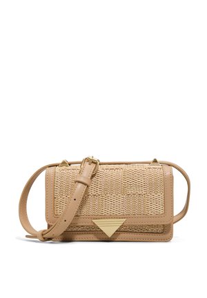 Sac en paille tissé de couleur beige avec des finitions en cuir lisse, mettant en avant un accent triangulaire doré et une bandoulière ajustable. Forme rectangulaire.