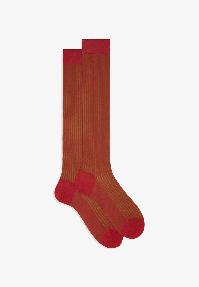 Kniestrümpfe in dunklem Rot mit dünnen olivgrünen Streifen und festen roten Bündchen und Fersen, aus weichem, dehnbarem Material.