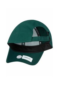 Grüner Baumwoll-Baseballcap mit gebogenem Schild, schwarzem Innenfutter, verstellbarem Riemen auf der Rückseite und einem angebrachten Etikett mit Pflegeanweisungen.