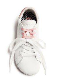 Zapatilla de cuero blanca con cordones rosas y un suave cuello rosa. El interior tiene un estampado de cebra en blanco y negro. La puntera es redondeada.