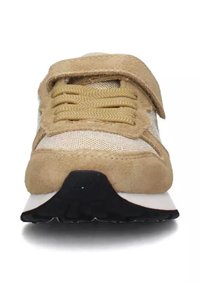 Sneaker beige che presenta una combinazione di materiali in suede e mesh, chiusura con lacci, suola intermedia testurizzata e suola esterna in gomma nera.