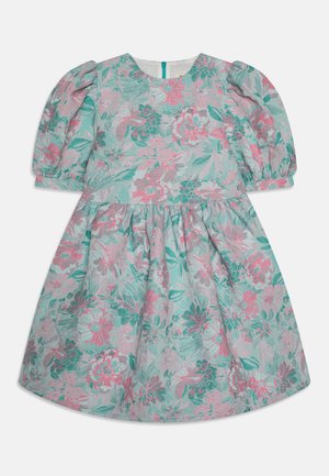 Blomstrete jacquardkjole i pastellrosa og grønn med puffermer, rynket midje og baklukkering, for et barn.
