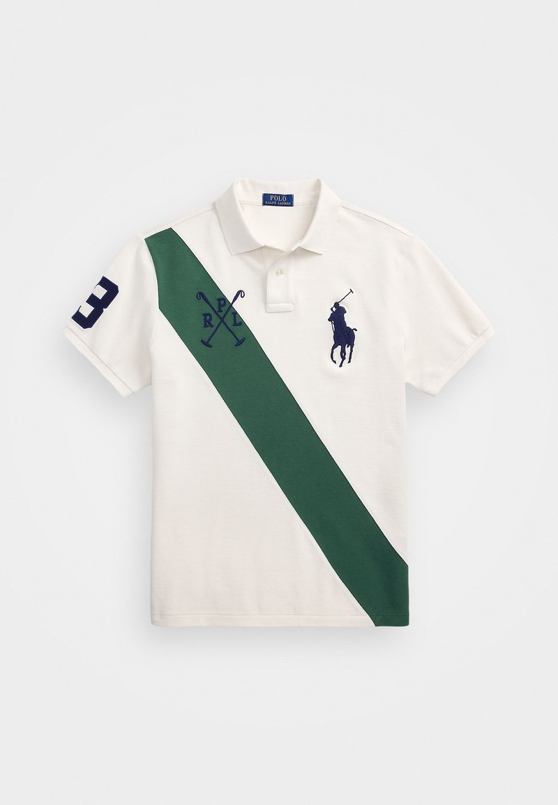 Polo shirt blanc avec une bande diagonale verte. Présente un logo de cheval brodé, le numéro "3" sur la manche, et le texte "RPL" en bleu marine.