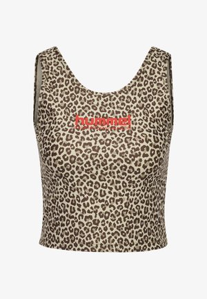 Krótki top w panterkę z zaokrąglonym dekoltem, wykonany z miękkiej tkaniny, z wyrazistym czerwonym logo "hummel performance" na środku.