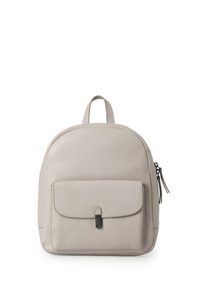 Kleine lichtgrijze leren rugzak met voorvak en bovenste draaghendel, geplaatst tegen een witte achtergrond.