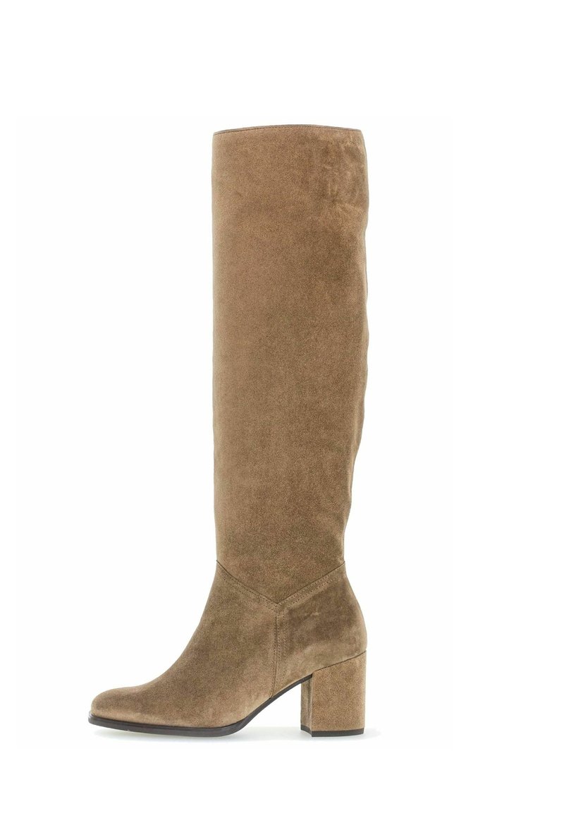 Botte marron en daim montant jusqu'au genou avec un bout carré et un talon large à bloc. Surface lisse avec une légère texture, dotée d'un design effilé en haut.