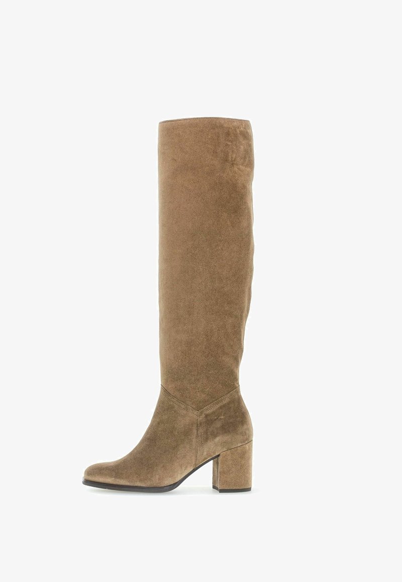 Botte marron en daim montant jusqu'au genou avec un bout carré et un talon large à bloc. Surface lisse avec une légère texture, dotée d'un design effilé en haut.