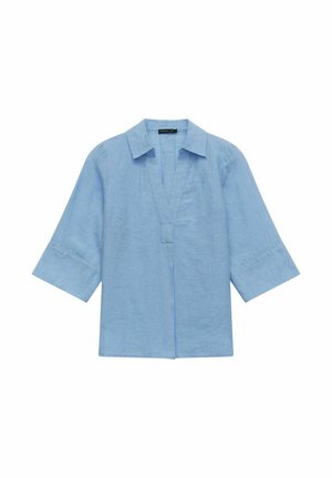 Blouse en lin bleu clair avec un décolleté en V, un col et des manches trois-quarts. Le design présente une coupe décontractée et une texture lisse.